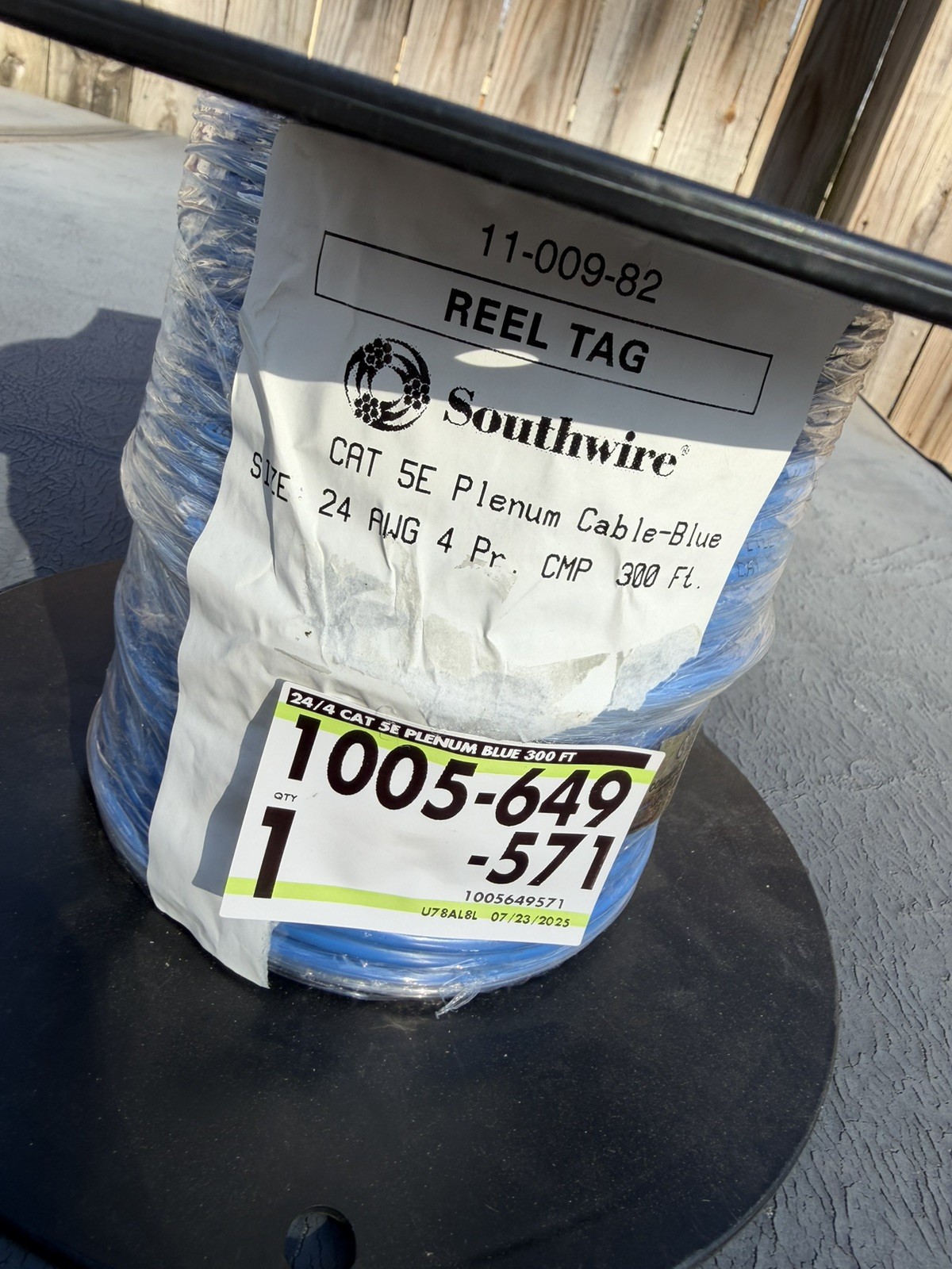 Southwire 300 ft. Blue 24/4 Solid CU CAT5e CMP (Plenum) Data Cable Roll Broken
