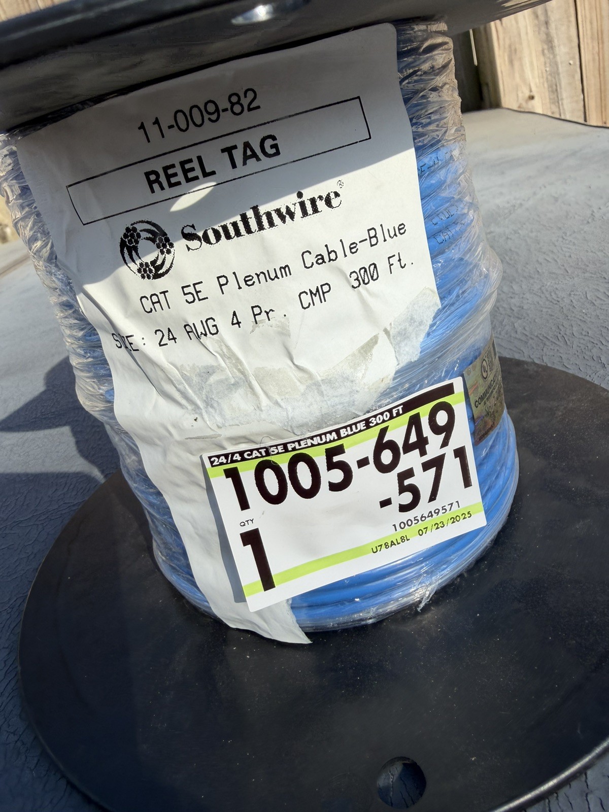 Southwire 300 ft. Blue 24/4 Solid CU CAT5e CMP (Plenum) Data Cable Roll Broken