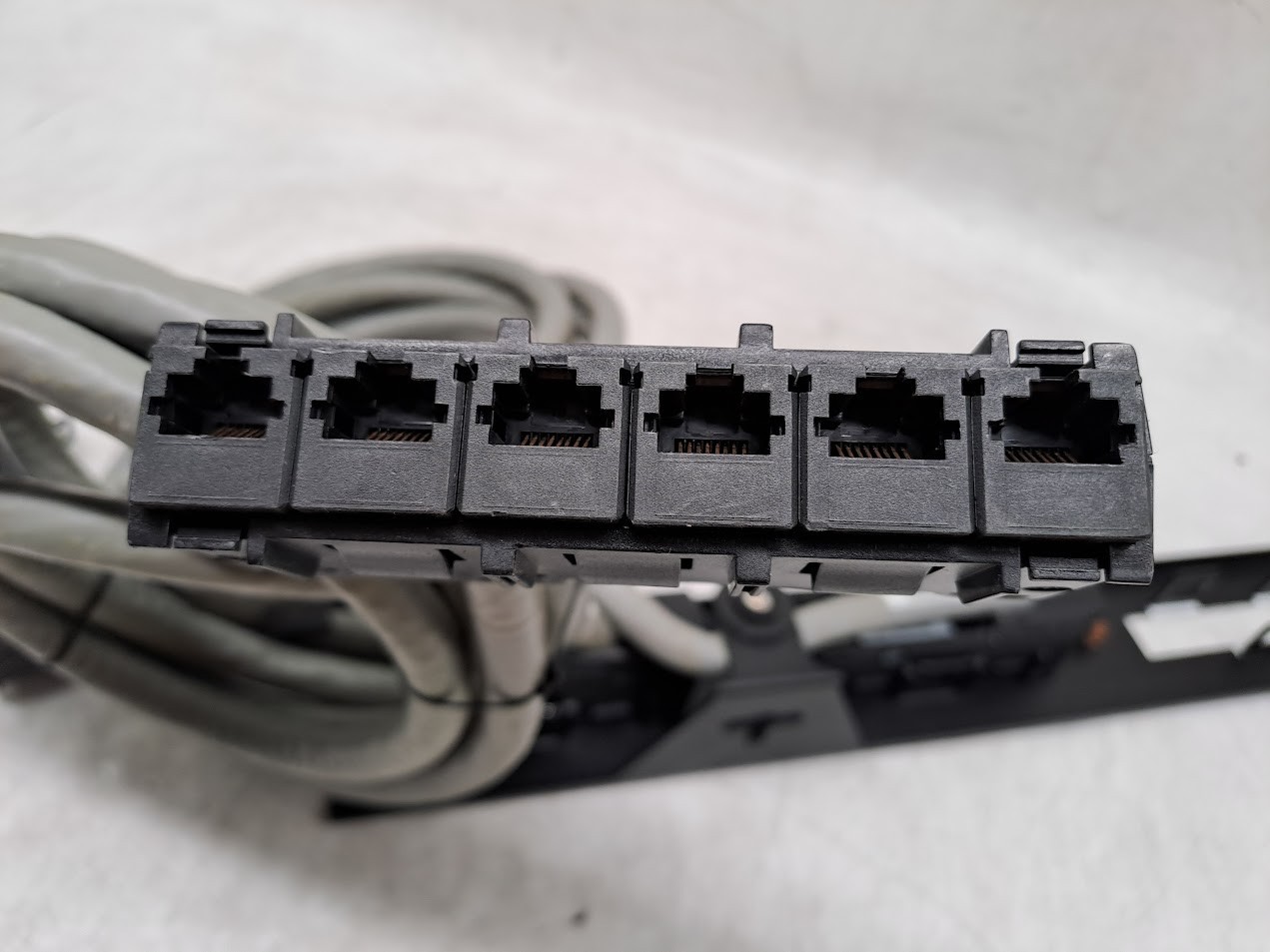 X2APC Data Distribution Cable CAT5e UTP CMR 6xRJ-45 25ft DDCC5E-009 W/Rack Muont