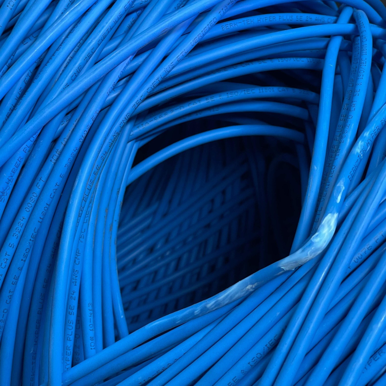 BERK-TEK Hyper Plus 5e Cat 5e UTP Cable 1000′ Blue 10032227