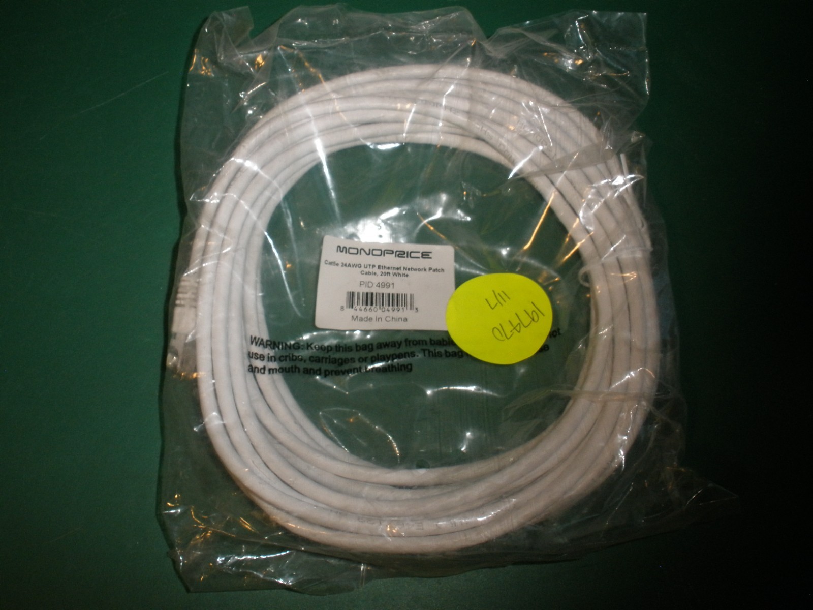 NEW Monoprice Cat5e 24AWG UTP Ethernet Network Patch Cable 20 ft White (T129)