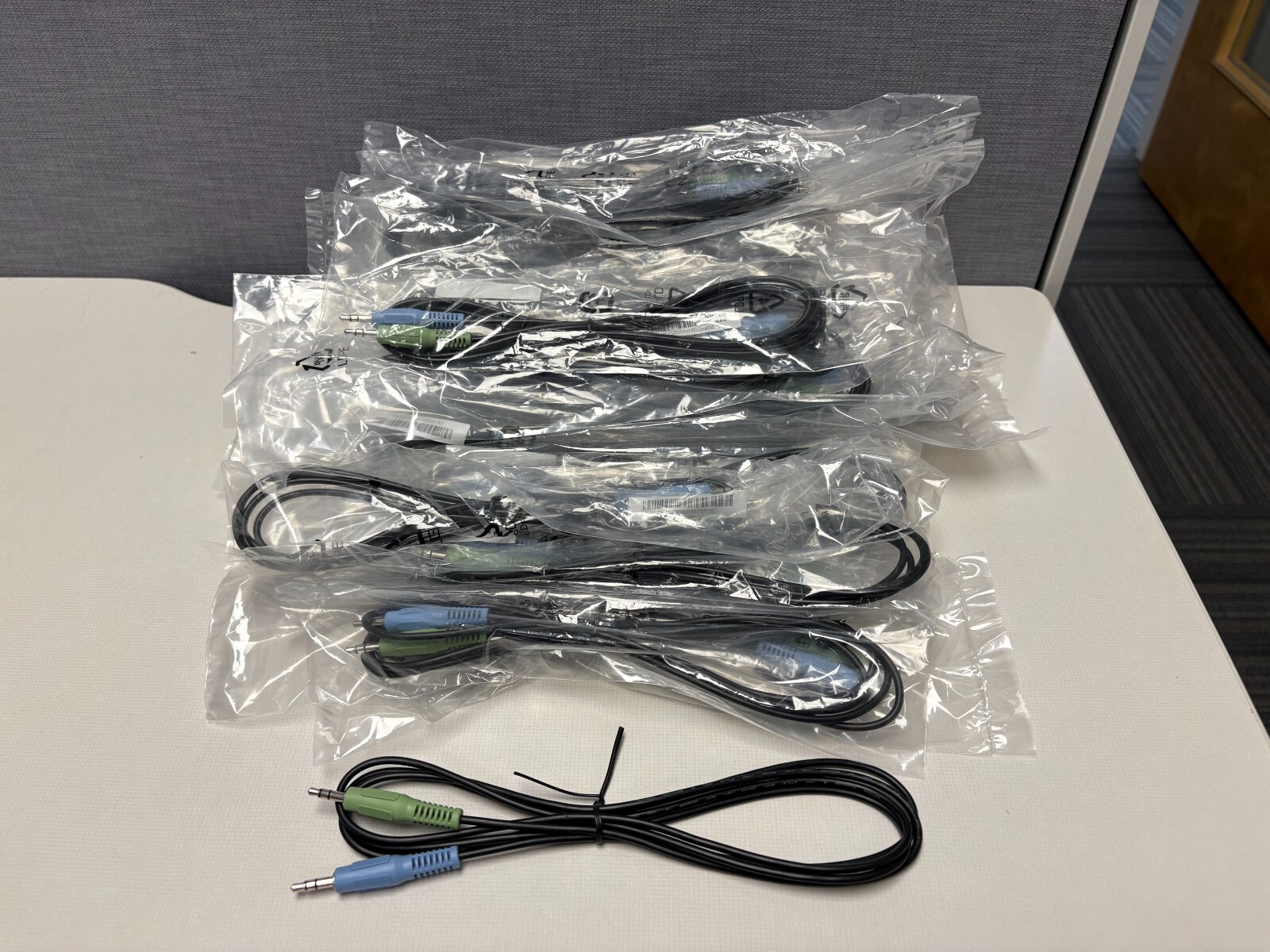 (Lot of 40) NEW 3.5mm Audio Cable, Male to Male, PC, MP3, Monitor, 5’10 FT