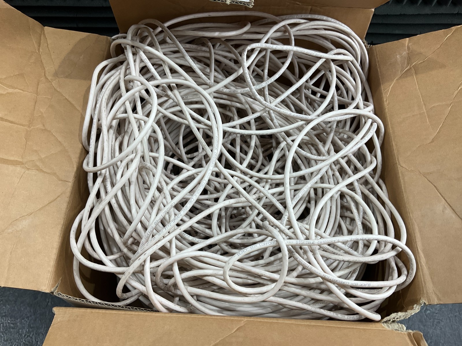 BlackBox GigaTrue 550 CAT-6 PVC Cable – 1000 feet white EYN874A-PB-1000